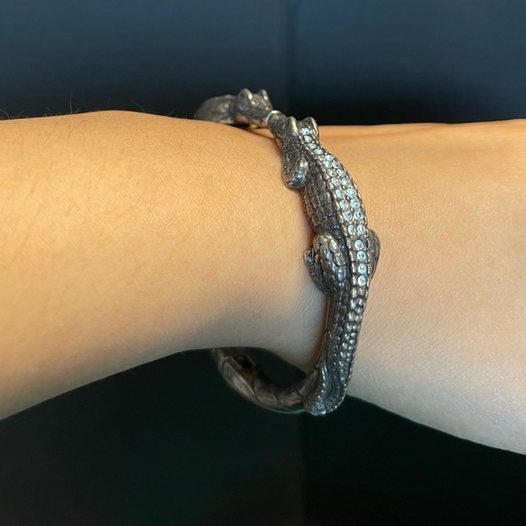Kissing alligator Brighton silver tone bangle bracelet - Picture 2 of 6